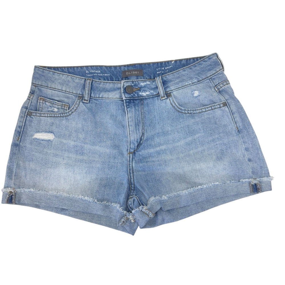 DL1961. DL vintage. Treated white HeiQ V-Block Karlie shorts boyfriend.